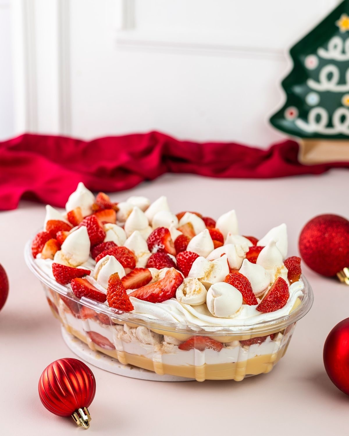 Doce na travessa de morango com chantilly