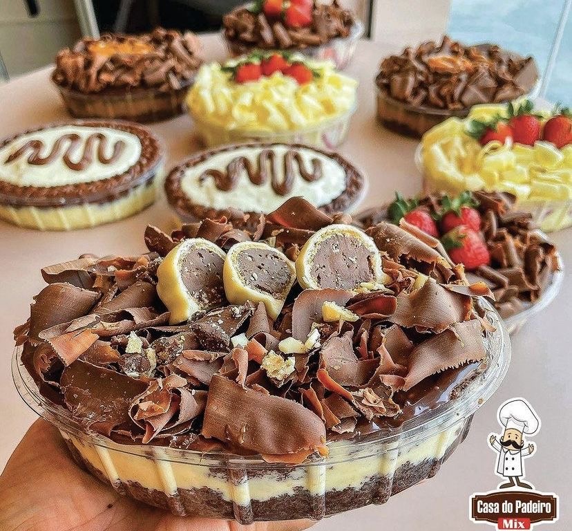 Doce na travessa com decoração de chocolate