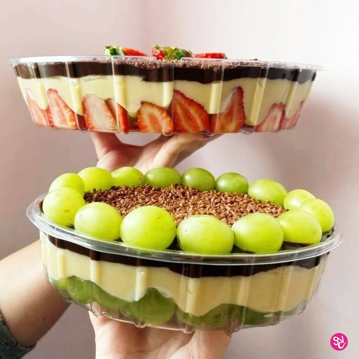 Doce na travessa de morango e uva